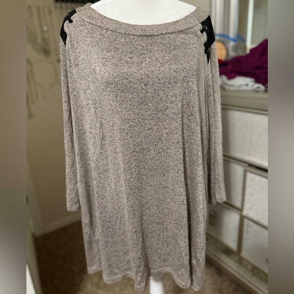 Perseption gray and black tunic
